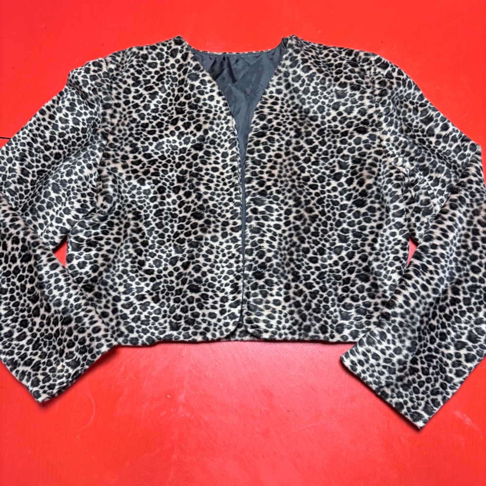 Anima print fuzzy cropped jacket great used condition shoulder pads